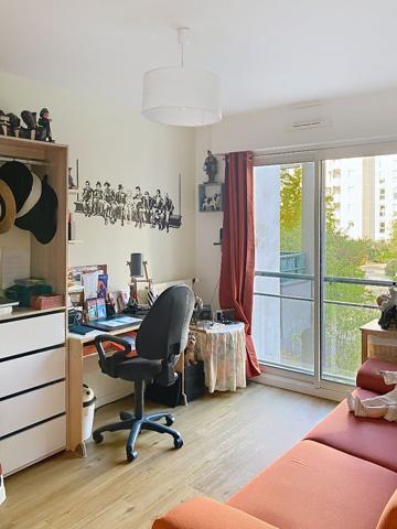 A vendre Angers Saint Exupery, proche centre ville et mairie, appartement type 4 lumineux, 1er étage, 3 chambres, ascenseur, cuisine aménagée équipée, deux balcons, une place de parking privative en sous-sol, chauffage au gaz, commerces et bus à deux minu