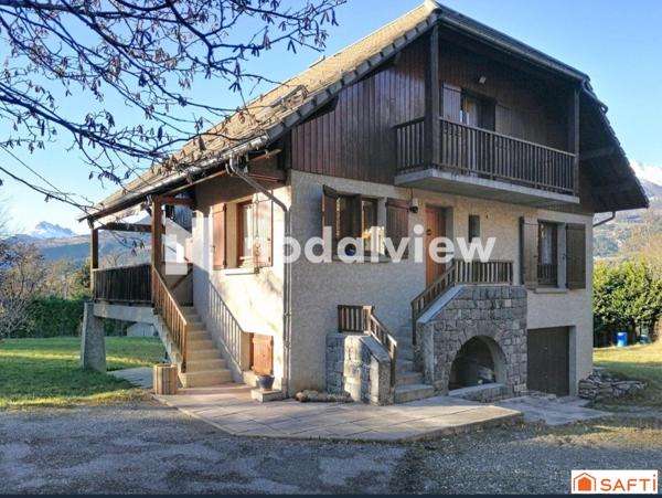 Maison pleine de charme et de possibilités!!