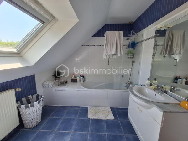 Située dans un secteur prisé de Mayenne, à proximité immédiate du pôle santé et du centre-ville, cette belle maison construite en 2005 offre de généreux volumes et la possibilité de vivre entièrement de plain-pied.

Au rez-de-chaussée, vous découvrirez une agréable pièce de vie lumineuse avec cuisine aménagée et équipée, ouverte sur une véranda et une terrasse joliment aménagée. L'espace nuit comprend deux chambres, une salle d'eau et un WC indépendant.

À l'étage, quatre chambres supplémentaires permettent d'accueillir une grande famille ou d'aménager des espaces de travail. Vous y trouverez également une salle de bains et un second WC.

Le sous-sol complet dispose d'un grand garage, d'une buanderie et d'un cellier, offrant de nombreux espaces de rangement.

À l'extérieur, la parcelle de 722 m², soigneusement arborée et agrémentée d'oliviers, constitue un véritable havre de paix. Le véritable atout de cette propriété : une cuisine d'été conviviale, idéale pour profiter pleinement des beaux jours et recevoir famille et amis.

Une maison fonctionnelle, spacieuse et parfaitement entretenue, à découvrir sans tarder !