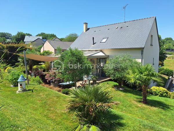 Située dans un secteur prisé de Mayenne, à proximité immédiate du pôle santé et du centre-ville, cette belle maison construite en 2005 offre de généreux volumes et la possibilité de vivre entièrement de plain-pied.

Au rez-de-chaussée, vous découvrirez une agréable pièce de vie lumineuse avec cuisine aménagée et équipée, ouverte sur une véranda et une terrasse joliment aménagée. L'espace nuit comprend deux chambres, une salle d'eau et un WC indépendant.

À l'étage, quatre chambres supplémentaires permettent d'accueillir une grande famille ou d'aménager des espaces de travail. Vous y trouverez également une salle de bains et un second WC.

Le sous-sol complet dispose d'un grand garage, d'une buanderie et d'un cellier, offrant de nombreux espaces de rangement.

À l'extérieur, la parcelle de 722 m², soigneusement arborée et agrémentée d'oliviers, constitue un véritable havre de paix. Le véritable atout de cette propriété : une cuisine d'été conviviale, idéale pour profiter pleinement des beaux jours et recevoir famille et amis.

Une maison fonctionnelle, spacieuse et parfaitement entretenue, à découvrir sans tarder !