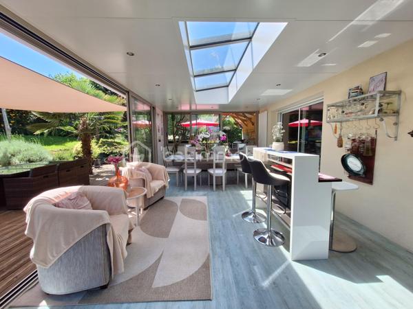 Située dans un secteur prisé de Mayenne, à proximité immédiate du pôle santé et du centre-ville, cette belle maison construite en 2005 offre de généreux volumes et la possibilité de vivre entièrement de plain-pied.

Au rez-de-chaussée, vous découvrirez une agréable pièce de vie lumineuse avec cuisine aménagée et équipée, ouverte sur une véranda et une terrasse joliment aménagée. L'espace nuit comprend deux chambres, une salle d'eau et un WC indépendant.

À l'étage, quatre chambres supplémentaires permettent d'accueillir une grande famille ou d'aménager des espaces de travail. Vous y trouverez également une salle de bains et un second WC.

Le sous-sol complet dispose d'un grand garage, d'une buanderie et d'un cellier, offrant de nombreux espaces de rangement.

À l'extérieur, la parcelle de 722 m², soigneusement arborée et agrémentée d'oliviers, constitue un véritable havre de paix. Le véritable atout de cette propriété : une cuisine d'été conviviale, idéale pour profiter pleinement des beaux jours et recevoir famille et amis.

Une maison fonctionnelle, spacieuse et parfaitement entretenue, à découvrir sans tarder !