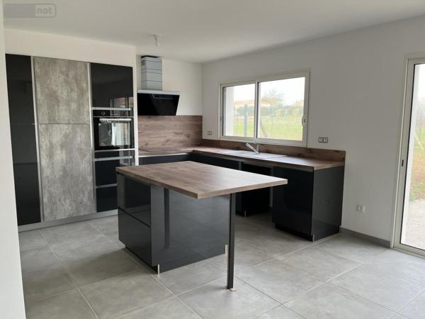 Maison à louer à Sainte-Hermine en Vendée (85210), ref : 85088-L60