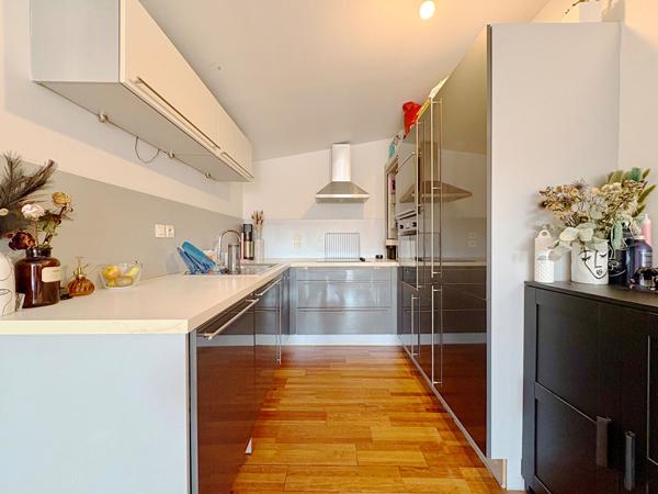 Lille proximité CHR , Appartement 3 pièces au dernier étage avec terrasse, garage et parking Lille