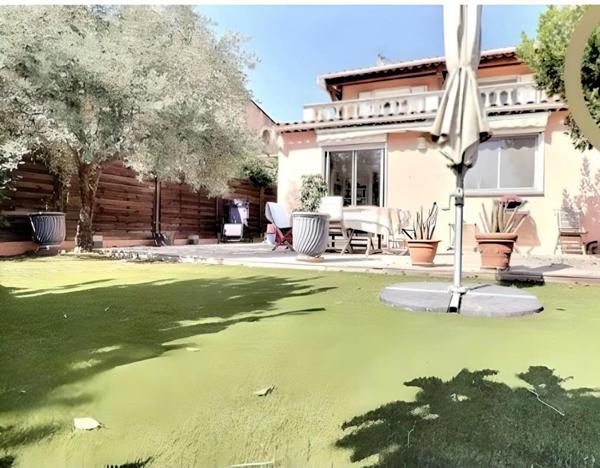 Maison familiale 123 m2 avec grand séjour jardin garage et dépendance au calme à Fréjus