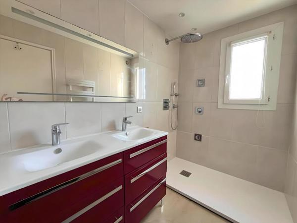 Maison familiale 123 m2 avec grand séjour jardin garage et dépendance au calme à Fréjus