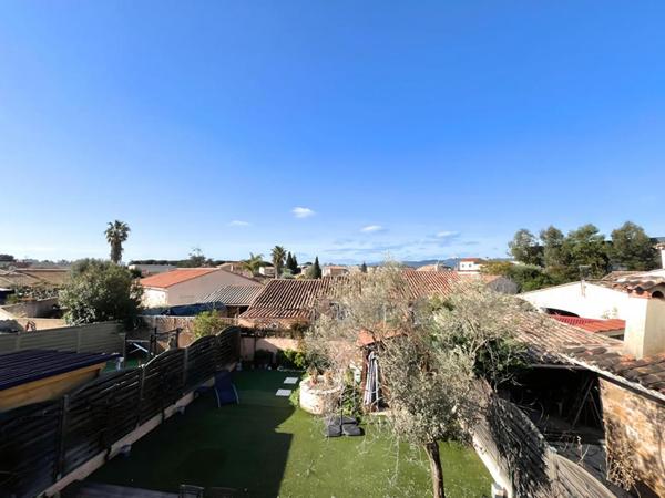 Maison familiale 123 m2 avec grand séjour jardin garage et dépendance au calme à Fréjus