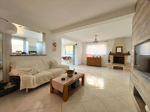 Maison familiale 123 m2 avec grand séjour jardin garage et dépendance au calme à Fréjus