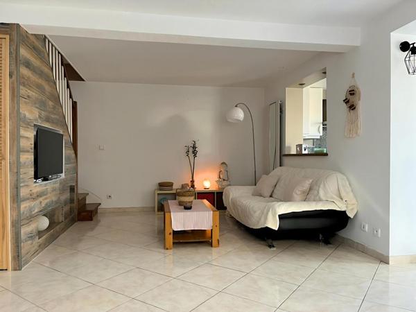 Maison familiale 123 m2 avec grand séjour jardin garage et dépendance au calme à Fréjus