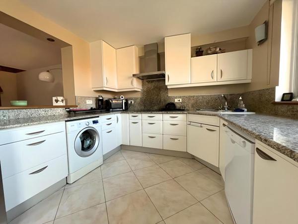 Maison familiale 123 m2 avec grand séjour jardin garage et dépendance au calme à Fréjus