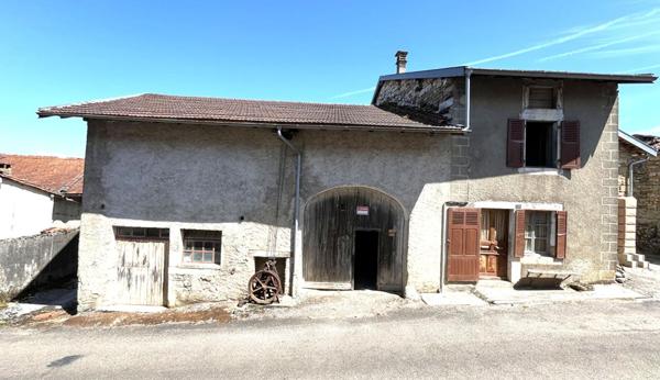 Ancien corps de ferme en pierre à rénover -  Fort potentiel au coeur du Jura