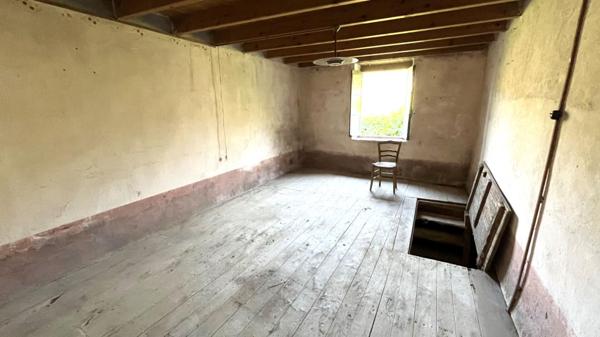 Ancien corps de ferme en pierre à rénover -  Fort potentiel au coeur du Jura