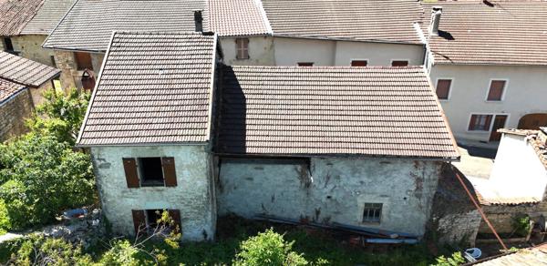 Ancien corps de ferme en pierre à rénover -  Fort potentiel au coeur du Jura