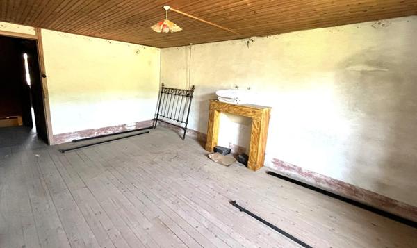 Ancien corps de ferme en pierre à rénover -  Fort potentiel au coeur du Jura