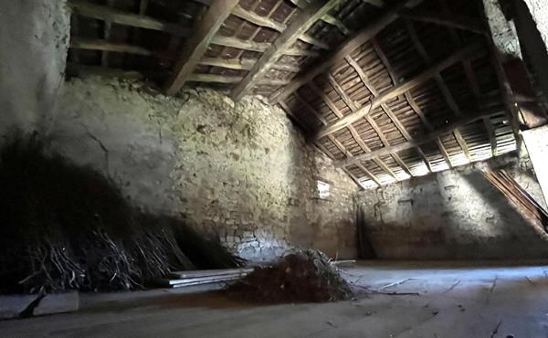 Ancien corps de ferme en pierre à rénover -  Fort potentiel au coeur du Jura