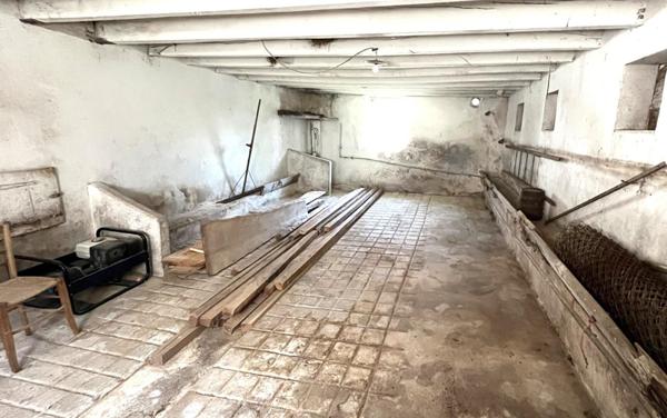 Ancien corps de ferme en pierre à rénover -  Fort potentiel au coeur du Jura