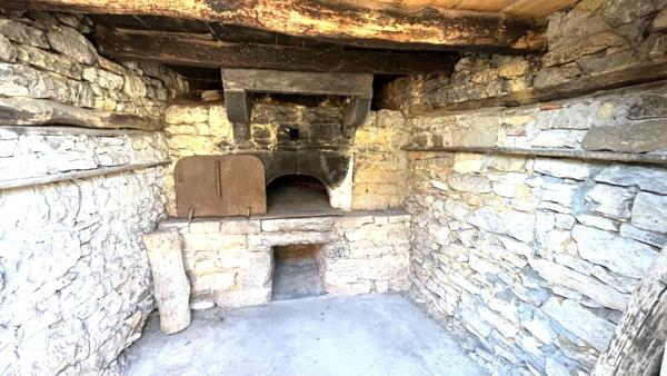 Ancien corps de ferme en pierre à rénover -  Fort potentiel au coeur du Jura