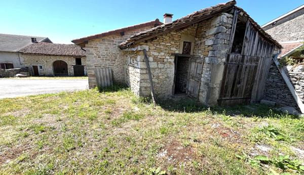 Ancien corps de ferme en pierre à rénover -  Fort potentiel au coeur du Jura