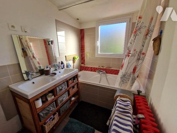 A Vendre à QUIMPER, Quartier de Kergoat Ar Lez, à proximité de la gare, maison des années 30 d'...