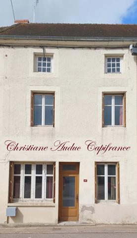 Entre Cluny et Charolles, maison mitoyenne de centre bourg de 100 m², à rénover.