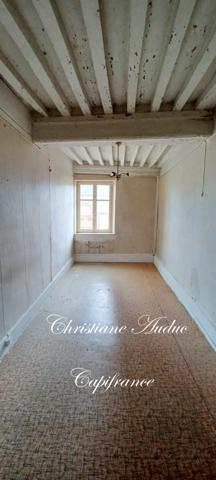 Entre Cluny et Charolles, maison mitoyenne de centre bourg de 100 m², à rénover.