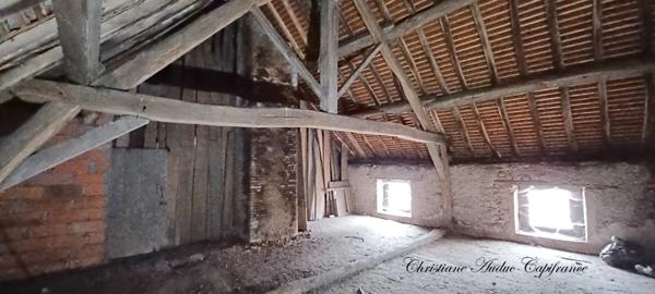 Entre Cluny et Charolles, maison mitoyenne de centre bourg de 100 m², à rénover.