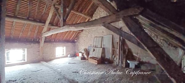 Entre Cluny et Charolles, maison mitoyenne de centre bourg de 100 m², à rénover.