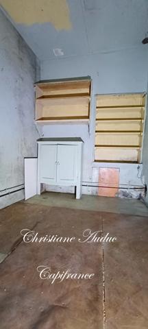 Entre Cluny et Charolles, maison mitoyenne de centre bourg de 100 m², à rénover.