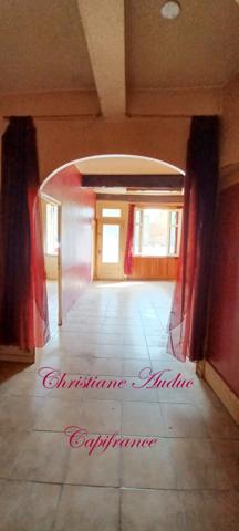 Entre Cluny et Charolles, maison mitoyenne de centre bourg de 100 m², à rénover.