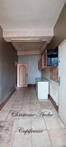 Entre Cluny et Charolles, maison mitoyenne de centre bourg de 100 m², à rénover.