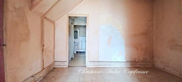 Entre Cluny et Charolles, maison mitoyenne de centre bourg de 100 m², à rénover.