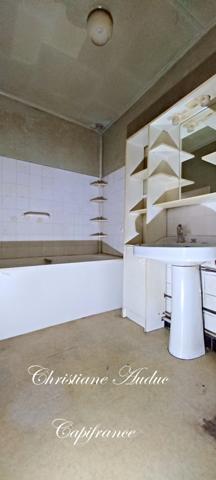 Entre Cluny et Charolles, maison mitoyenne de centre bourg de 100 m², à rénover.