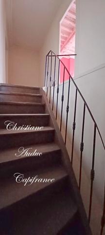 Entre Cluny et Charolles, maison mitoyenne de centre bourg de 100 m², à rénover.