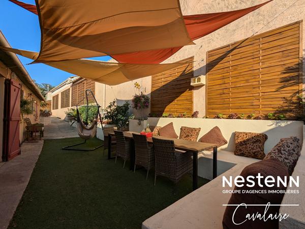 Maison atypique à Sainte Maxime quartier des Saquèdes d'environ 96 m² 3 chambres, avec piscine, garage et terrasses proche toutes commodités