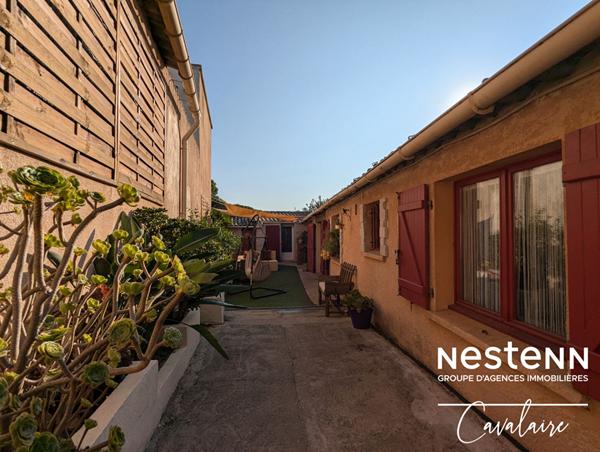 Maison atypique à Sainte Maxime quartier des Saquèdes d'environ 96 m² 3 chambres, avec piscine, garage et terrasses proche toutes commodités