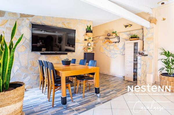 Maison atypique à Sainte Maxime quartier des Saquèdes d'environ 96 m² 3 chambres, avec piscine, garage et terrasses proche toutes commodités