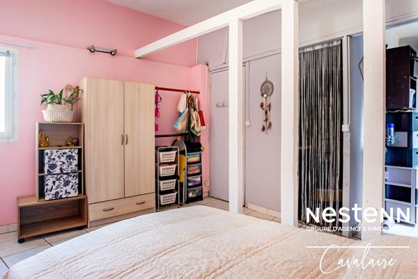 Maison atypique à Sainte Maxime quartier des Saquèdes d'environ 96 m² 3 chambres, avec piscine, garage et terrasses proche toutes commodités