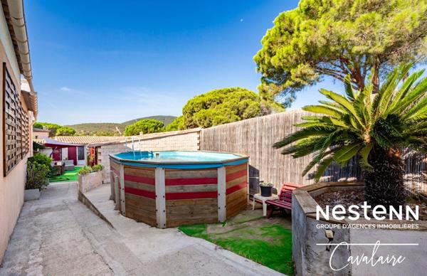 Maison atypique à Sainte Maxime quartier des Saquèdes d'environ 96 m² 3 chambres, avec piscine, garage et terrasses proche toutes commodités