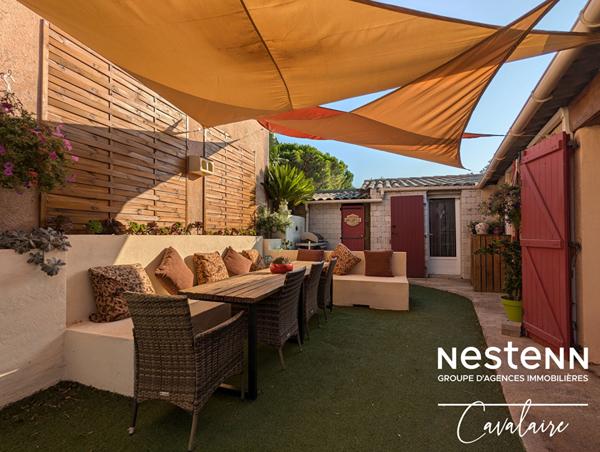 Maison atypique à Sainte Maxime quartier des Saquèdes d'environ 96 m² 3 chambres, avec piscine, garage et terrasses proche toutes commodités