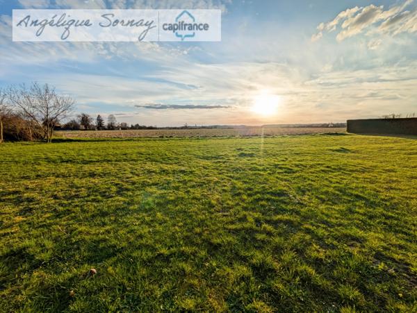 Terrain plat de 1 253 m² – Vue dégagée plein sud au cœur d’un village calme - à 5 min de bletterans
