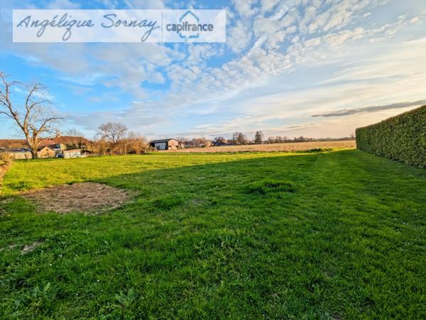 Terrain plat de 1 253 m² – Vue dégagée plein sud au cœur d’un village calme - à 5 min de bletterans