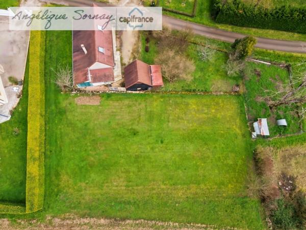 Terrain plat de 1 253 m² – Vue dégagée plein sud au cœur d’un village calme - à 5 min de bletterans