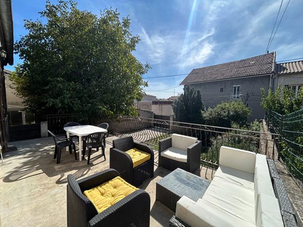 Maison 93m² rénovée avec jardin, 3 Chambres + Mezzanine Grand Garage