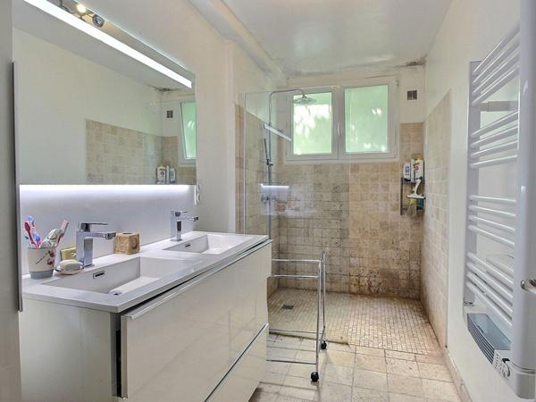 Maison 93m² rénovée avec jardin, 3 Chambres + Mezzanine Grand Garage