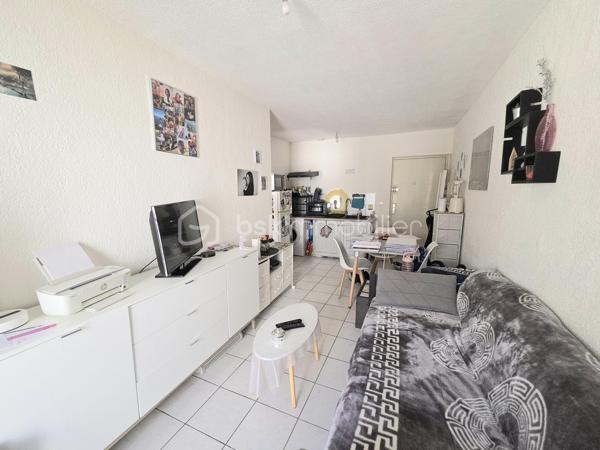 Idéal investisseur !
Situé au cœur de Sète, secteur Médiathèque centre ville, découvrez ce charmant appartement T2 de 34 m², vendu avec locataire en place, offrant une excellente opportunité d'investissement avec une rentabilité brute de 7,24 %.
Entre Méditerranée et Bassin de Thau, Sète séduit par son cadre de vie exceptionnel et son dynamisme. Ville authentique et attractive toute l'année, elle bénéficie 
d'un centre-ville vivant avec ses commerces, restaurants et marchés ,d'un port de pêche et de plaisance réputé, de 12 kilomètres de plages de sable fin ;
d'une riche vie culturelle (festivals, musées, théâtre, joutes traditionnelles),d'une excellente desserte grâce à la gare SNCF (liaisons directes vers Montpellier, Béziers, Toulouse et Paris) et à la proximité de l'autoroute A9.
Appartement situé au 1er étage, chauffage électrique, menuiseries PVC.
Le bien est actuellement loué 600 € hors charges par mois dans le cadre d'un bail meublé d'un an, garantissant des revenus locatifs dès l'acquisition.
Une belle opportunité pour les investisseurs souhaitant acquérir un bien immédiatement rentable dans l'une des villes les plus prisées du littoral méditerranéen.