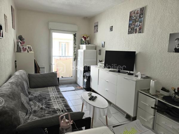 Idéal investisseur !
Situé au cœur de Sète, secteur Médiathèque centre ville, découvrez ce charmant appartement T2 de 34 m², vendu avec locataire en place, offrant une excellente opportunité d'investissement avec une rentabilité brute de 7,24 %.
Entre Méditerranée et Bassin de Thau, Sète séduit par son cadre de vie exceptionnel et son dynamisme. Ville authentique et attractive toute l'année, elle bénéficie 
d'un centre-ville vivant avec ses commerces, restaurants et marchés ,d'un port de pêche et de plaisance réputé, de 12 kilomètres de plages de sable fin ;
d'une riche vie culturelle (festivals, musées, théâtre, joutes traditionnelles),d'une excellente desserte grâce à la gare SNCF (liaisons directes vers Montpellier, Béziers, Toulouse et Paris) et à la proximité de l'autoroute A9.
Appartement situé au 1er étage, chauffage électrique, menuiseries PVC.
Le bien est actuellement loué 600 € hors charges par mois dans le cadre d'un bail meublé d'un an, garantissant des revenus locatifs dès l'acquisition.
Une belle opportunité pour les investisseurs souhaitant acquérir un bien immédiatement rentable dans l'une des villes les plus prisées du littoral méditerranéen.