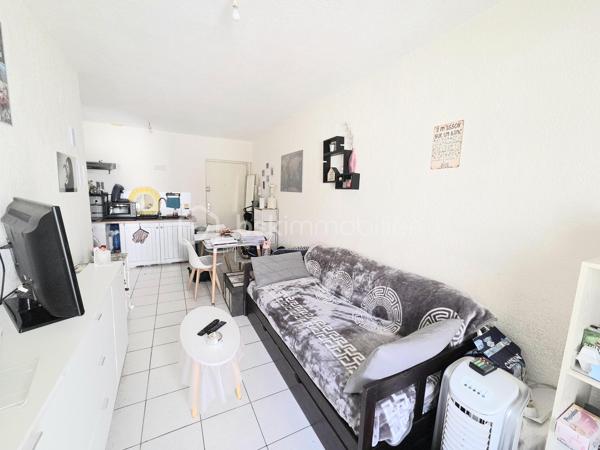 Idéal investisseur !
Situé au cœur de Sète, secteur Médiathèque centre ville, découvrez ce charmant appartement T2 de 34 m², vendu avec locataire en place, offrant une excellente opportunité d'investissement avec une rentabilité brute de 7,24 %.
Entre Méditerranée et Bassin de Thau, Sète séduit par son cadre de vie exceptionnel et son dynamisme. Ville authentique et attractive toute l'année, elle bénéficie 
d'un centre-ville vivant avec ses commerces, restaurants et marchés ,d'un port de pêche et de plaisance réputé, de 12 kilomètres de plages de sable fin ;
d'une riche vie culturelle (festivals, musées, théâtre, joutes traditionnelles),d'une excellente desserte grâce à la gare SNCF (liaisons directes vers Montpellier, Béziers, Toulouse et Paris) et à la proximité de l'autoroute A9.
Appartement situé au 1er étage, chauffage électrique, menuiseries PVC.
Le bien est actuellement loué 600 € hors charges par mois dans le cadre d'un bail meublé d'un an, garantissant des revenus locatifs dès l'acquisition.
Une belle opportunité pour les investisseurs souhaitant acquérir un bien immédiatement rentable dans l'une des villes les plus prisées du littoral méditerranéen.