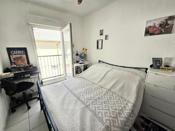 Idéal investisseur !
Situé au cœur de Sète, secteur Médiathèque centre ville, découvrez ce charmant appartement T2 de 34 m², vendu avec locataire en place, offrant une excellente opportunité d'investissement avec une rentabilité brute de 7,24 %.
Entre Méditerranée et Bassin de Thau, Sète séduit par son cadre de vie exceptionnel et son dynamisme. Ville authentique et attractive toute l'année, elle bénéficie 
d'un centre-ville vivant avec ses commerces, restaurants et marchés ,d'un port de pêche et de plaisance réputé, de 12 kilomètres de plages de sable fin ;
d'une riche vie culturelle (festivals, musées, théâtre, joutes traditionnelles),d'une excellente desserte grâce à la gare SNCF (liaisons directes vers Montpellier, Béziers, Toulouse et Paris) et à la proximité de l'autoroute A9.
Appartement situé au 1er étage, chauffage électrique, menuiseries PVC.
Le bien est actuellement loué 600 € hors charges par mois dans le cadre d'un bail meublé d'un an, garantissant des revenus locatifs dès l'acquisition.
Une belle opportunité pour les investisseurs souhaitant acquérir un bien immédiatement rentable dans l'une des villes les plus prisées du littoral méditerranéen.