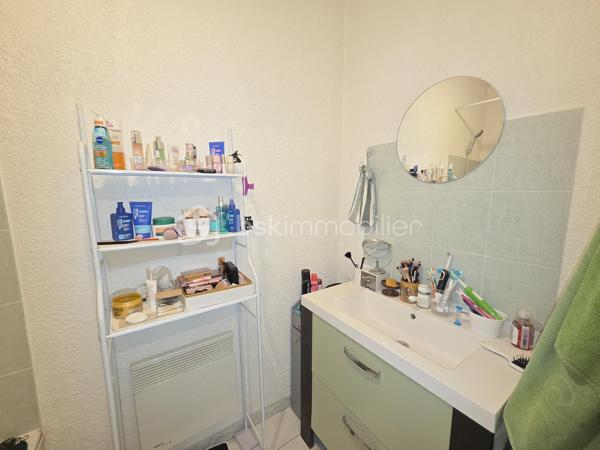 Idéal investisseur !
Situé au cœur de Sète, secteur Médiathèque centre ville, découvrez ce charmant appartement T2 de 34 m², vendu avec locataire en place, offrant une excellente opportunité d'investissement avec une rentabilité brute de 7,24 %.
Entre Méditerranée et Bassin de Thau, Sète séduit par son cadre de vie exceptionnel et son dynamisme. Ville authentique et attractive toute l'année, elle bénéficie 
d'un centre-ville vivant avec ses commerces, restaurants et marchés ,d'un port de pêche et de plaisance réputé, de 12 kilomètres de plages de sable fin ;
d'une riche vie culturelle (festivals, musées, théâtre, joutes traditionnelles),d'une excellente desserte grâce à la gare SNCF (liaisons directes vers Montpellier, Béziers, Toulouse et Paris) et à la proximité de l'autoroute A9.
Appartement situé au 1er étage, chauffage électrique, menuiseries PVC.
Le bien est actuellement loué 600 € hors charges par mois dans le cadre d'un bail meublé d'un an, garantissant des revenus locatifs dès l'acquisition.
Une belle opportunité pour les investisseurs souhaitant acquérir un bien immédiatement rentable dans l'une des villes les plus prisées du littoral méditerranéen.