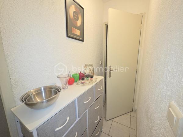 Idéal investisseur !
Situé au cœur de Sète, secteur Médiathèque centre ville, découvrez ce charmant appartement T2 de 34 m², vendu avec locataire en place, offrant une excellente opportunité d'investissement avec une rentabilité brute de 7,24 %.
Entre Méditerranée et Bassin de Thau, Sète séduit par son cadre de vie exceptionnel et son dynamisme. Ville authentique et attractive toute l'année, elle bénéficie 
d'un centre-ville vivant avec ses commerces, restaurants et marchés ,d'un port de pêche et de plaisance réputé, de 12 kilomètres de plages de sable fin ;
d'une riche vie culturelle (festivals, musées, théâtre, joutes traditionnelles),d'une excellente desserte grâce à la gare SNCF (liaisons directes vers Montpellier, Béziers, Toulouse et Paris) et à la proximité de l'autoroute A9.
Appartement situé au 1er étage, chauffage électrique, menuiseries PVC.
Le bien est actuellement loué 600 € hors charges par mois dans le cadre d'un bail meublé d'un an, garantissant des revenus locatifs dès l'acquisition.
Une belle opportunité pour les investisseurs souhaitant acquérir un bien immédiatement rentable dans l'une des villes les plus prisées du littoral méditerranéen.