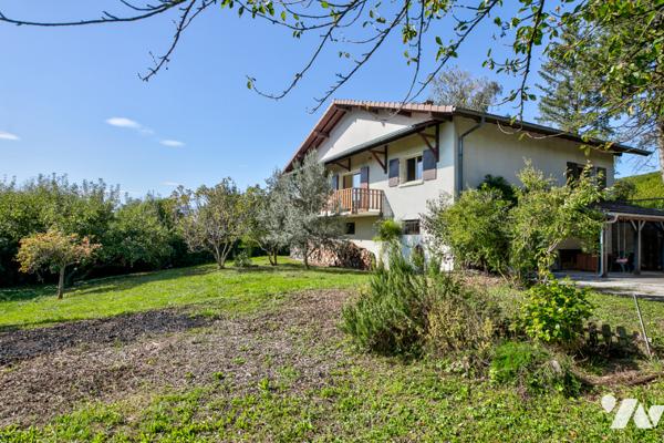 Grande maison familiale, sous sol complet et combles aménageables, sur près de 2000 m2 de terrain.